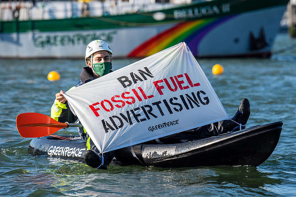 Blockade of Shell's Harbour in Rotterdam. © Marten  van Dijl / Greenpeace
