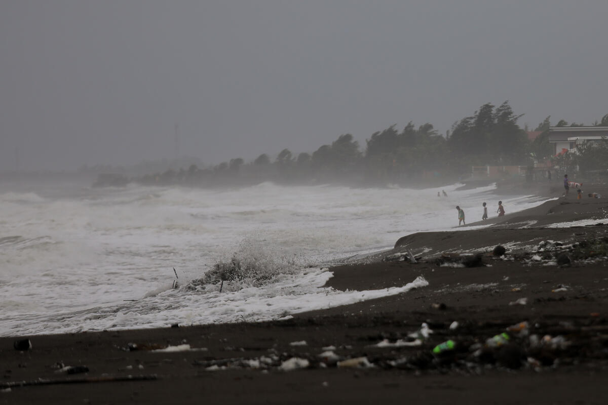 Typhoon Mawar in Santa Ana. © Basilio H. Sepe / Greenpeace