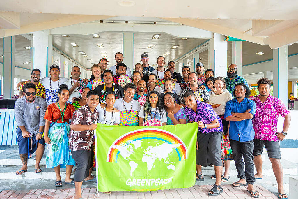 Farewell to the Rainbow Warrior in Funafuti. © Bianca Vitale / Greenpeace
