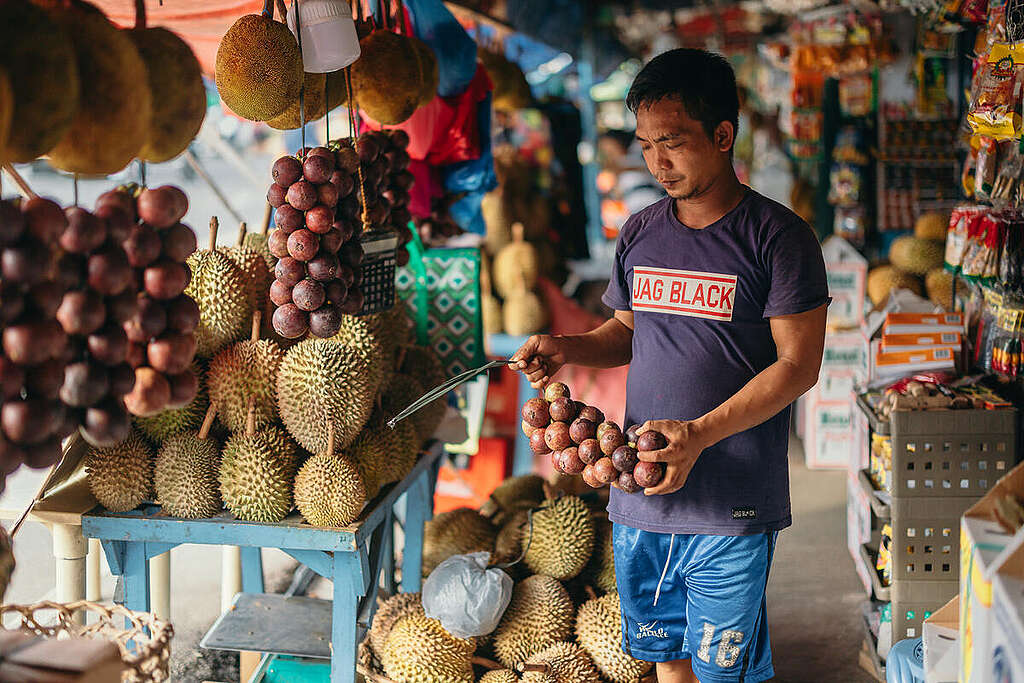 Fruit Vendor in Davao City. © Jilson Tiu / Greenpeace