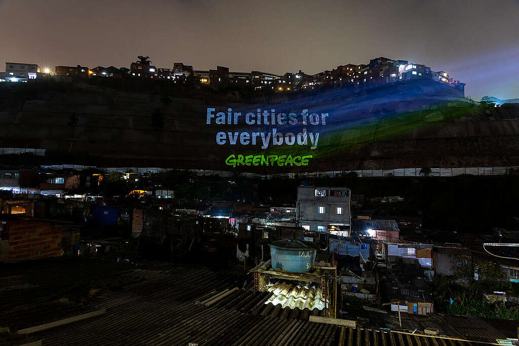 Projection Activity for World Habitat Day in São Paulo. © Diego Baravelli / Greenpeace