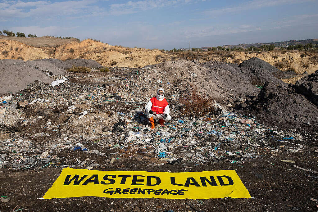 Waste Investigation in Seyhan,Turkey. © Caner GUEVERA / Greenpeace
