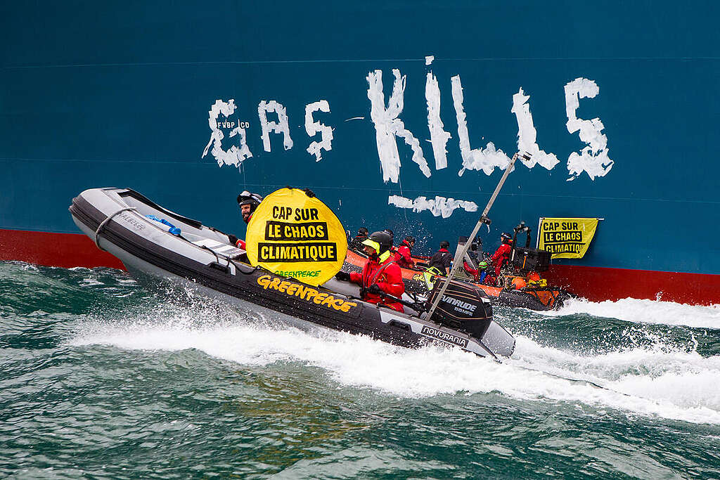 Greenpeace France activists protest against the arrival of the TotalEnergies Liquefied Natural Gas (LNG) floating terminal, the Cape Ann tanker that holds the floating storage regasification unit (FSRU).
The 280 metres long floating LNG terminal was due to start service by September 15, purportedly to ensure France’s energy security during the war caused by the Russian invasion of Ukraine, according to the French government. © Jean Nicholas Guillo / Greenpeace