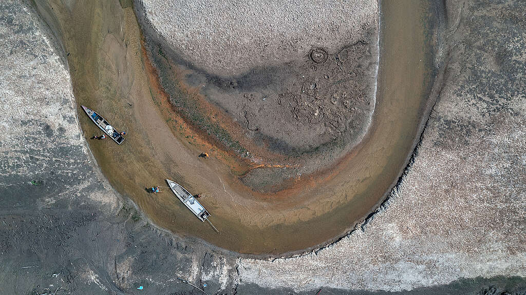 The river that supplies water in the Porto Praia community of the Kokama Indigenous People is almost arid, and the population is almost isolated. In the beginning of October, Greenpeace Brazil first field trip as part of the Wings of Emergency 2023 project in Tefé, Amazonas state, taking humanitarian aid to the people most impacted by the historic drought in the Amazon Rainforest and offering logistic support to organizations researching the impacts on local fauna. © Marizilda Cruppe / Greenpeace