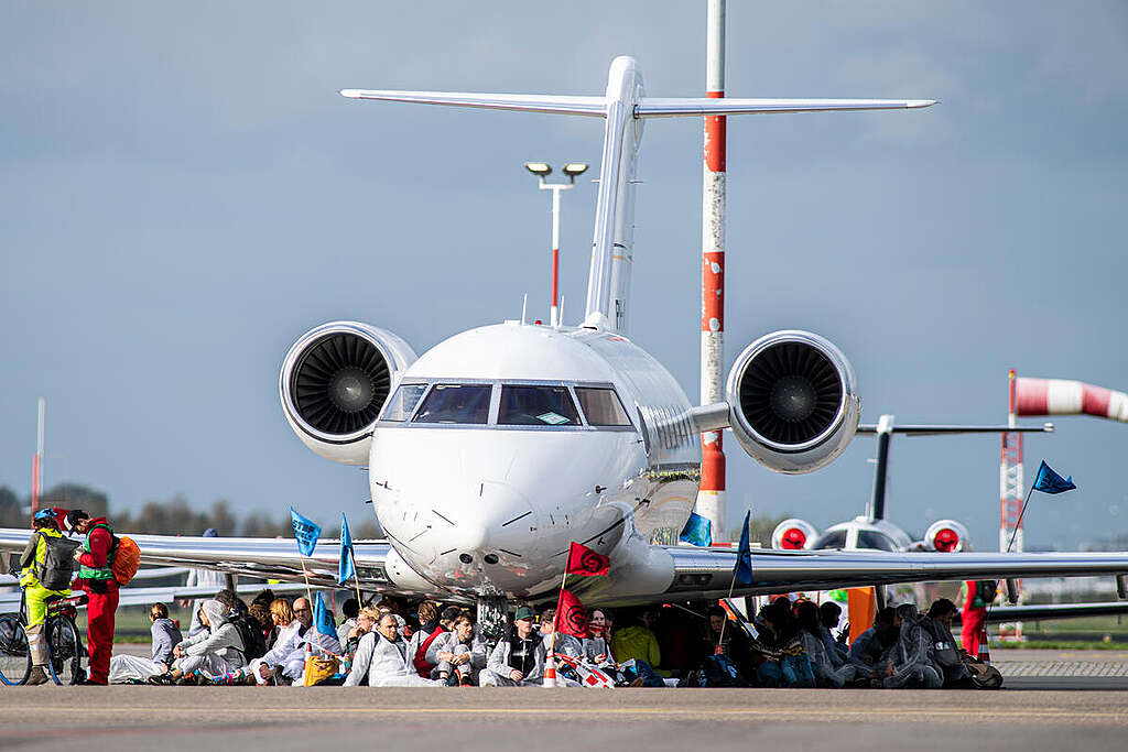 Schiphol Airport Protest in Amsterdam. © Marten  van Dijl / Greenpeace