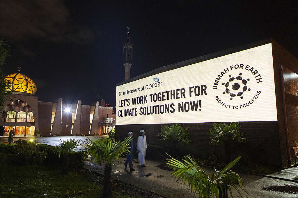 Screening of the Ummah For Earth alliance in front of Glasgow's central mosque during COP26. That week, Islamic Relief & Greenpeace Middle East North Africa joined together on behalf of the alliance to 