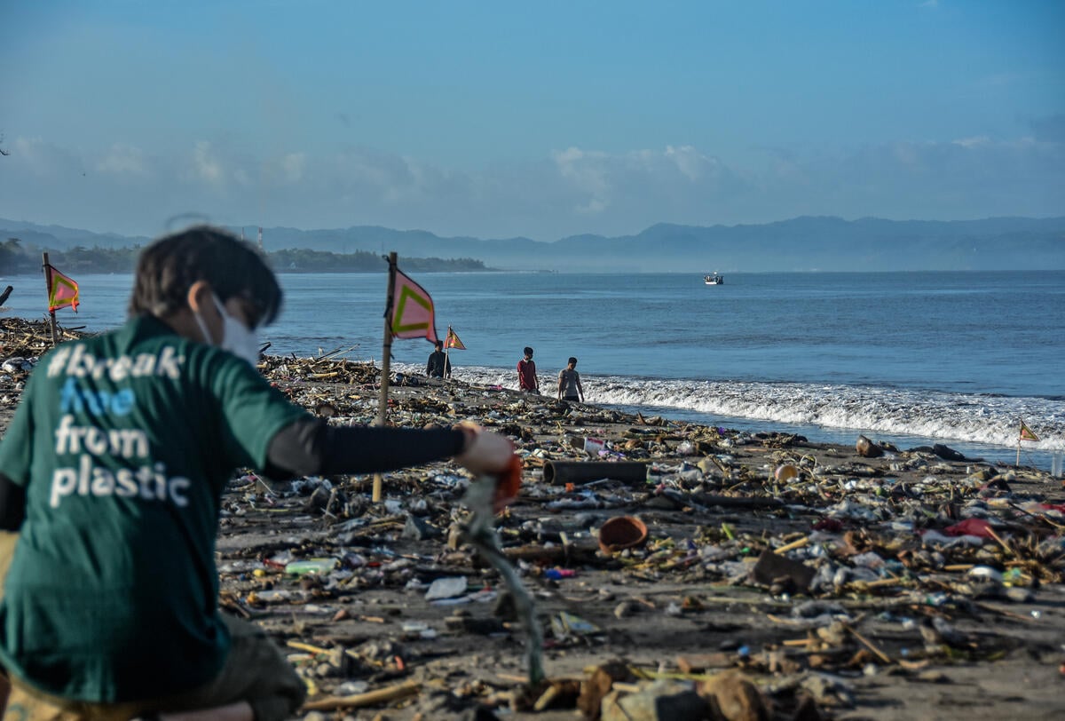 Brand Audit in Loang Baloq Beach, Lombok. © Ahmad Subaidi / Greenpeace