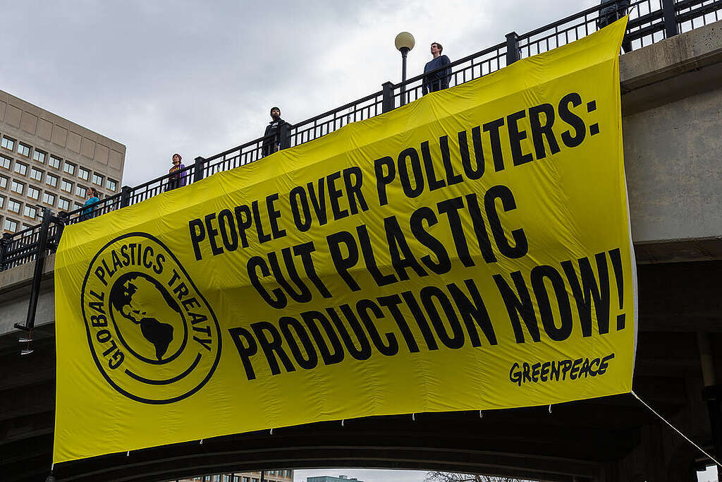 INC-4 Banner Action on Mackenzie King Bridge in Ottawa, Canada. © Greenpeace / Matthew Kemp