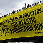 Twenty-four hours before the end of the negotiations for a Plastics Treaty at the fourth Intergovernmental Negotiating Committee (INC-4), Greenpeace Canada activists hung a banner on the Mackenzie King Bridge, right next to the Shaw Center, where world delegations are gathered. The fourteen meters banner read “People over polluters: Cut plastic production now!” and followed the release of an analysis revealing a rise in industry lobby presence at the negotiations.