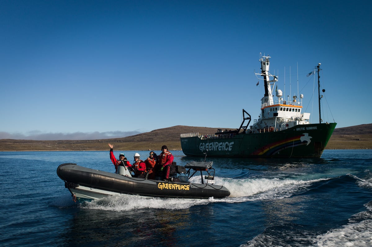 Crew and Guests Take RHIB to Clyde River. © Ian Willms / Greenpeace