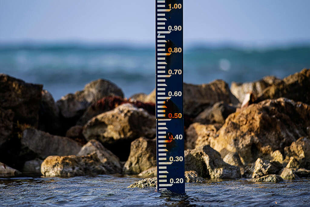 Water meter indicating sea level. © Marten  van Dijl / Greenpeace