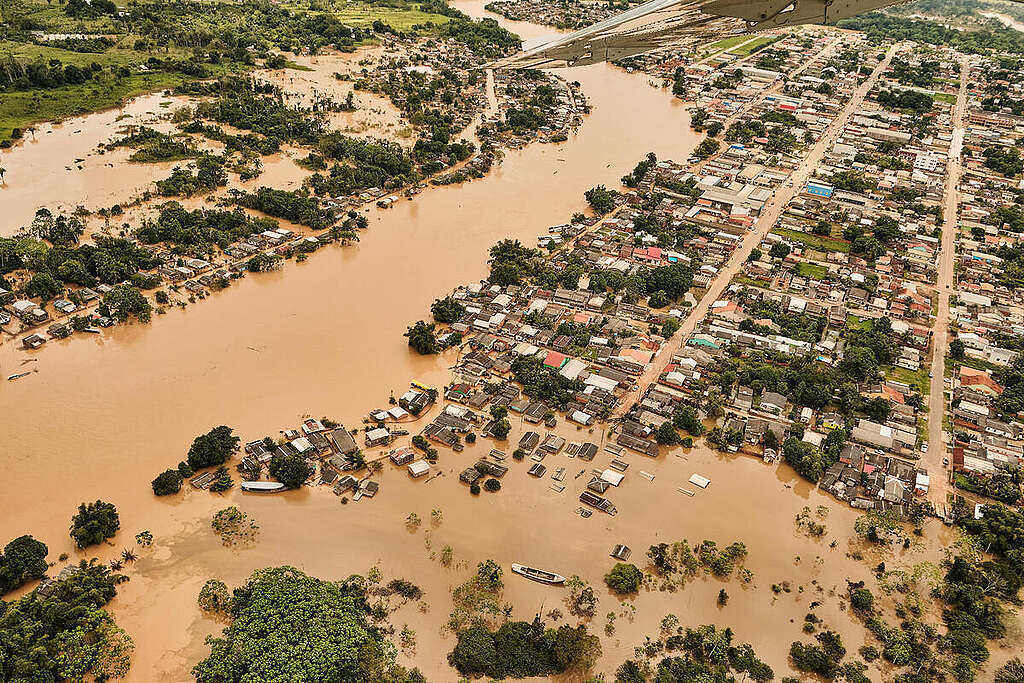 Flight over Sena Madureira under floods, Acre, Brazil.  © Alexandre Noronha / Greenpeace