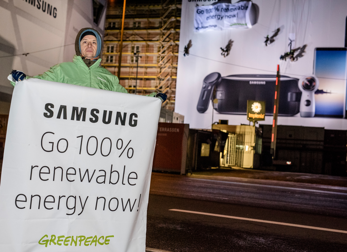 Protest in Berlin for Samsung to Commit to Clean Energy. © Mike Schmidt / Greenpeace