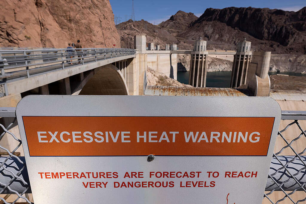 Excessive heat warning at Hoover Dam, Arizona. © David McNew / Greenpeace