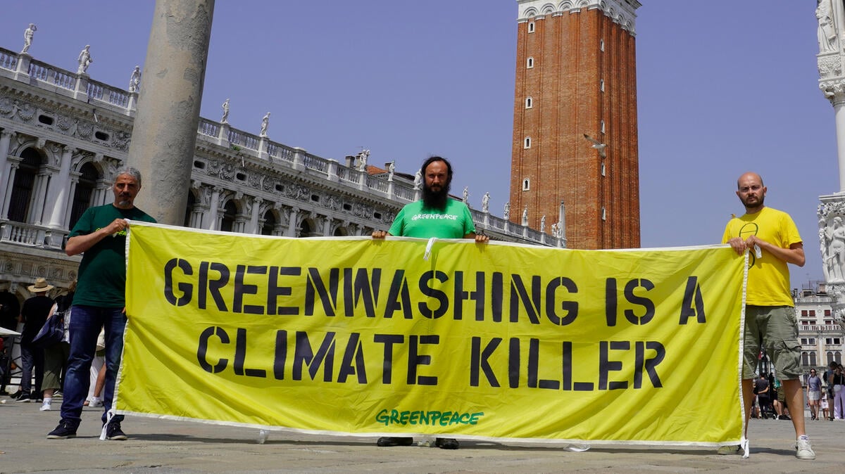 Protest against Greenwashing  in Venice. © Greenpeace