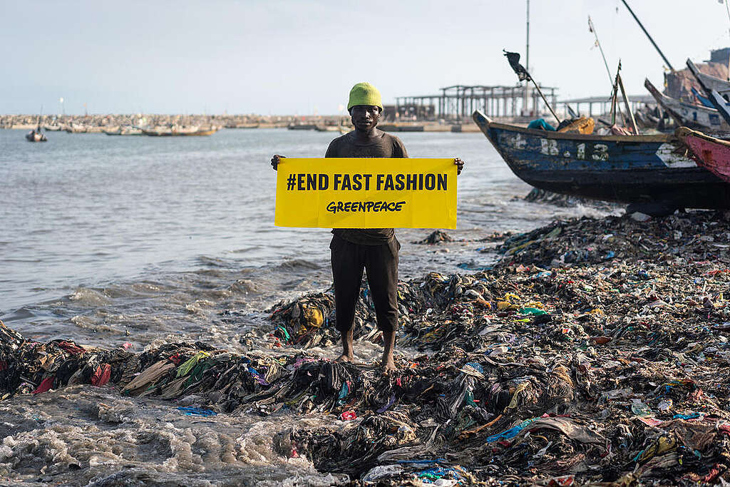 Fast Fashion and Waste Colonialism in Ghana. © Kevin McElvaney / Greenpeace