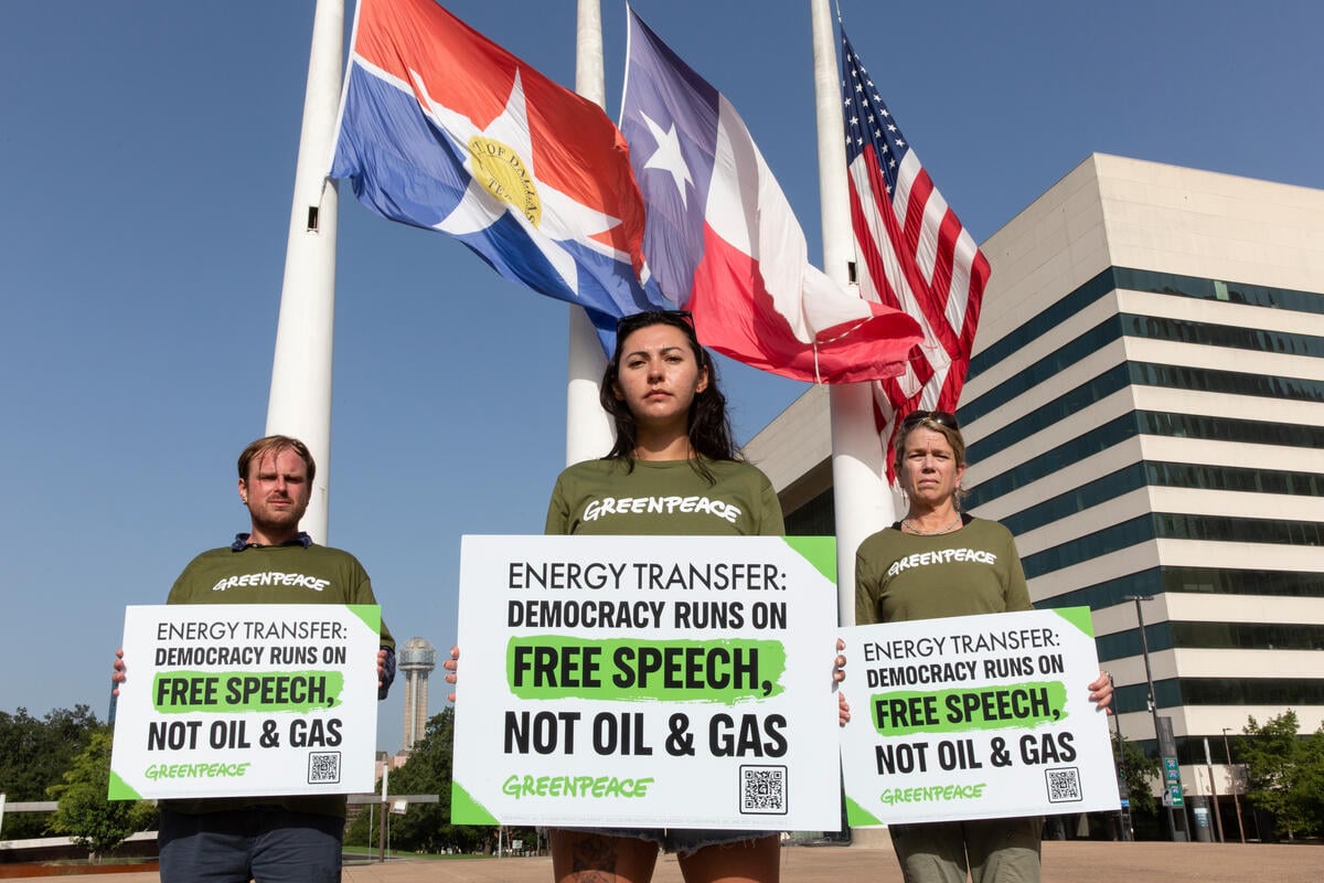 Free Speech Message Delivered to Energy Transfer in Dallas. © Laura Buckman / Greenpeace