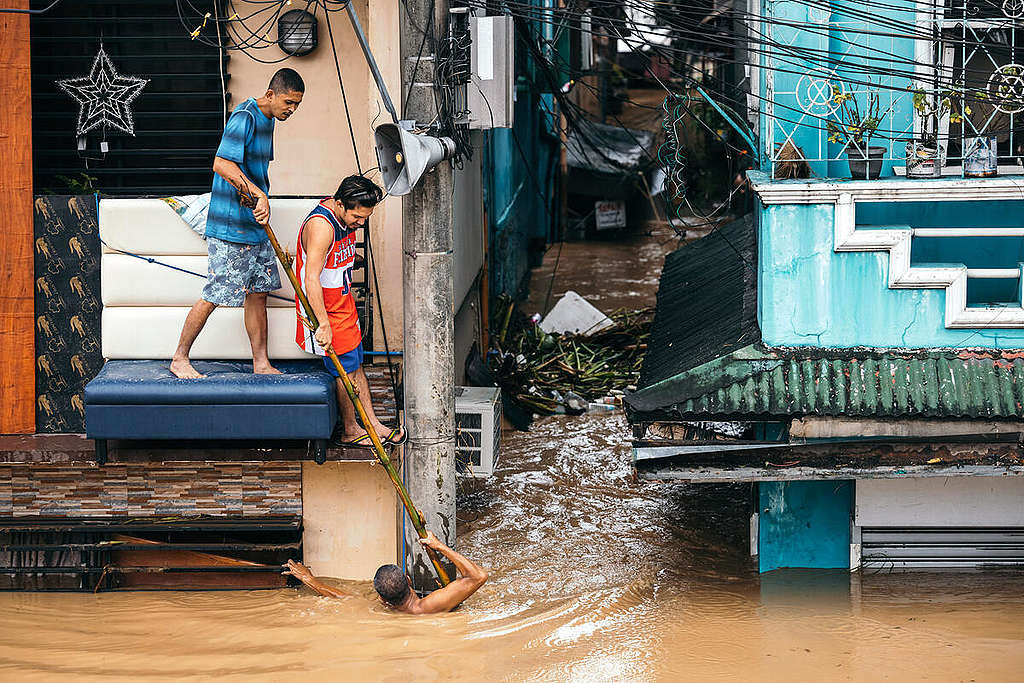 Typhoon Vamco Aftermath in Manila.  © Jilson Tiu   © Jilson Tiu
