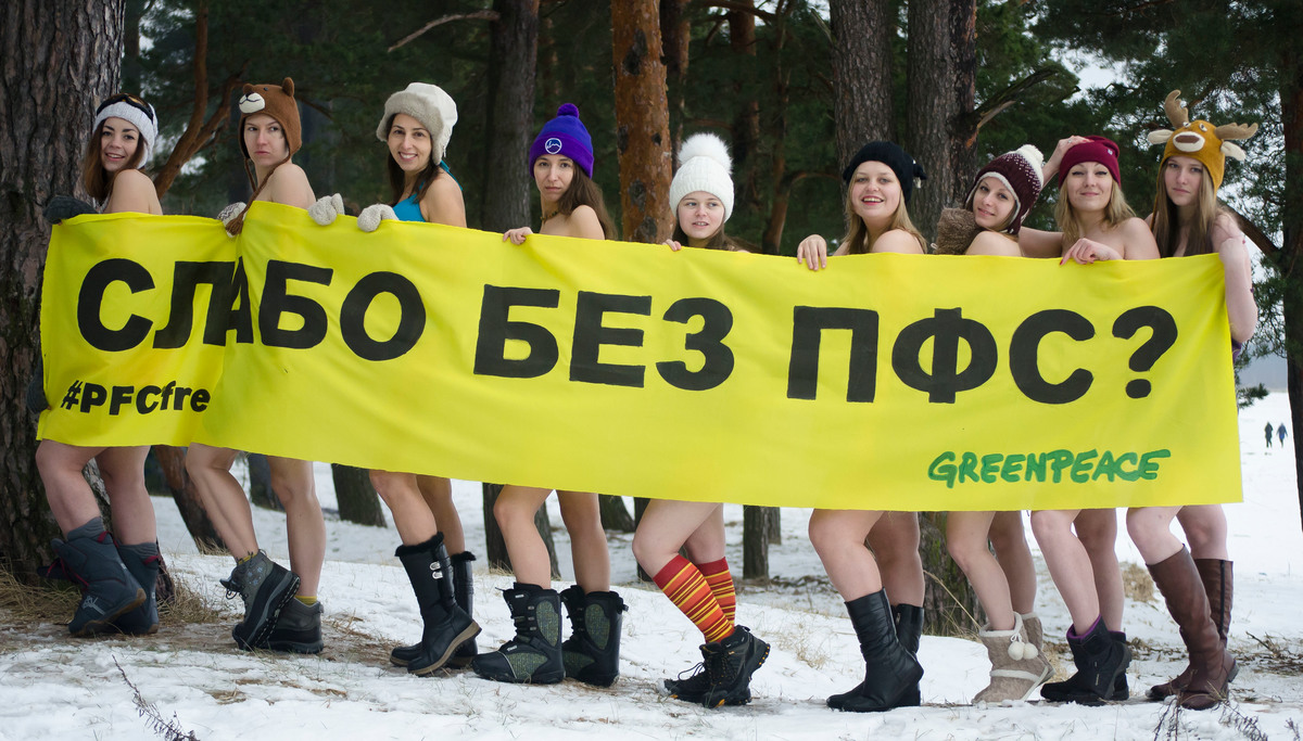 Numerosi volontari e attivisti di Greenpeace e appassionati di tutto il mondo si sono spogliati sulla neve per chiedere ai loro marchi preferiti di fare a meno dei PFC.