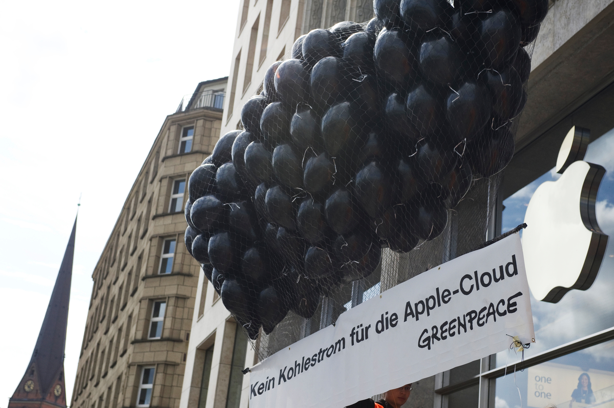iCloud Action at Apple Store in Hamburg. © Bente Stachowske