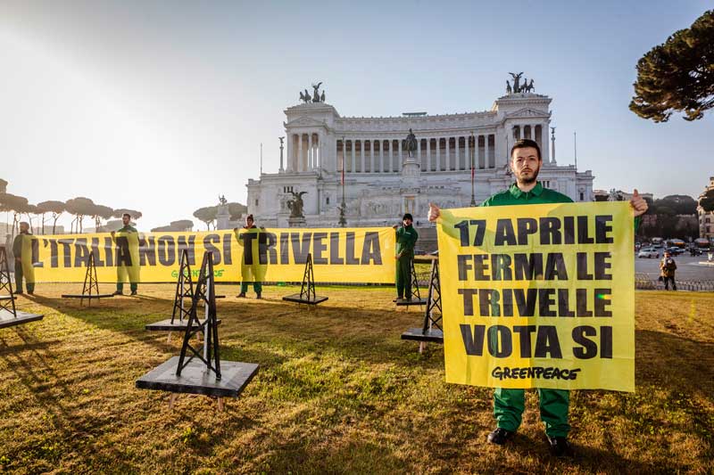 L'Italia non si trivella! Attivisti all'Altare della Patria - Greenpeace  Italia