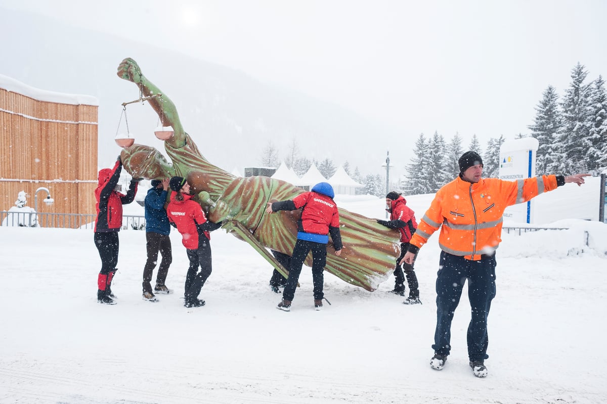 Statue of Justice Activity in Davos. © Flurin Bertschinger