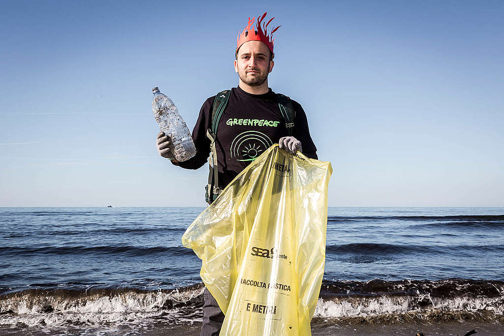 Greenpeace: “360 chili di plastica raccolti sulla spiaggia di Viareggio” -  Greenpeace Italia