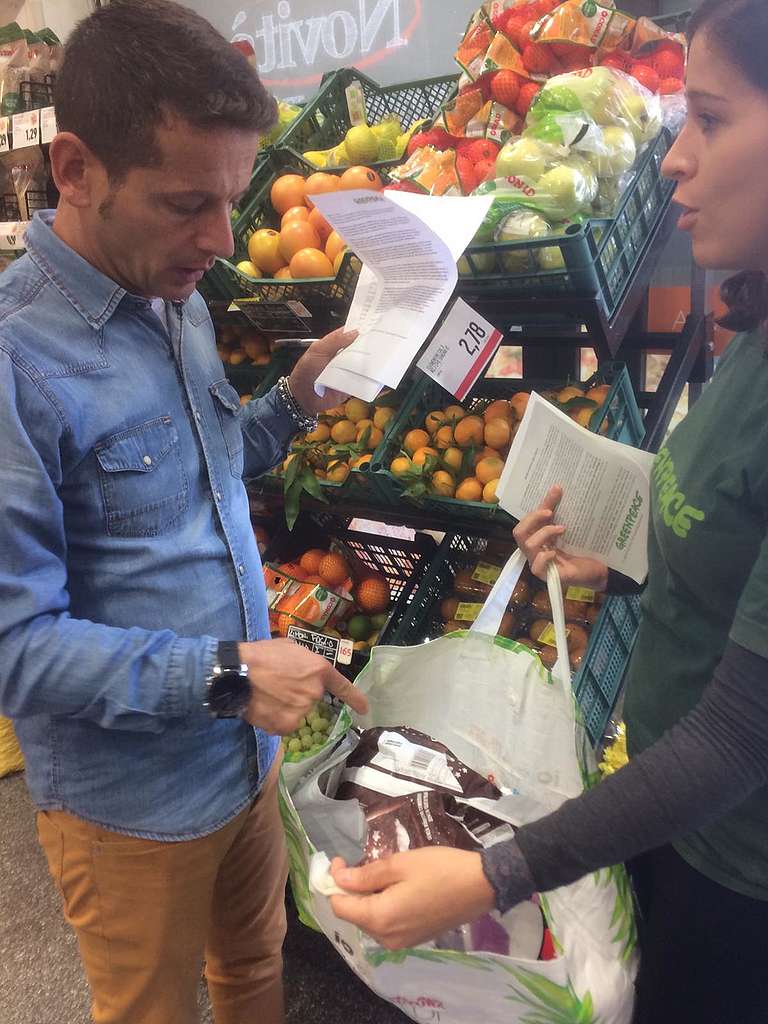 Volontari per la Reuse Revolution in un supermercato di Roma