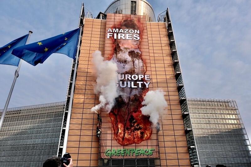 In azione a Bruxelles per l 'Amazzonia: “L'Europa è complice degli  incendi!” - Greenpeace Italia
