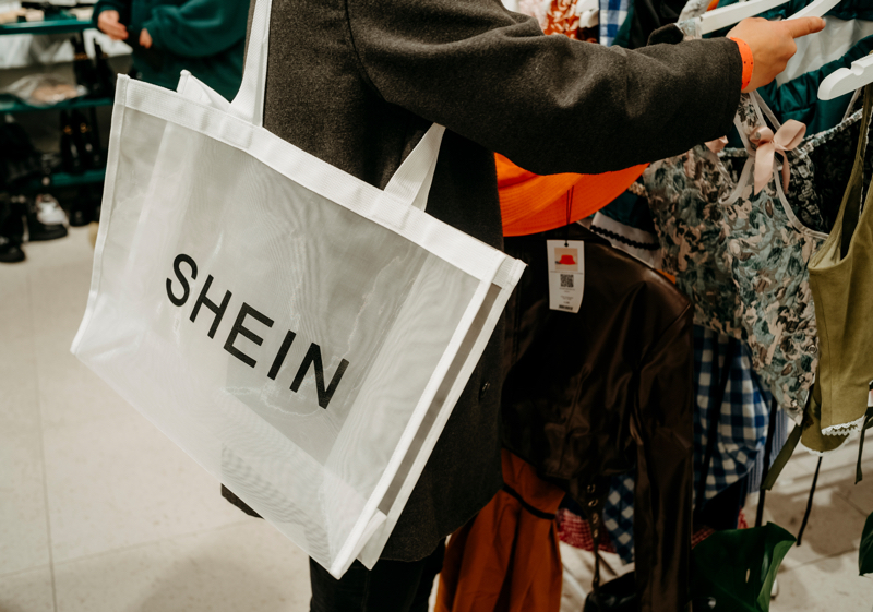 Shein, gli abiti del colosso cinese di ultra-fast fashion contengono  sostanze pericolose: la nostra inchiesta - Greenpeace Italia