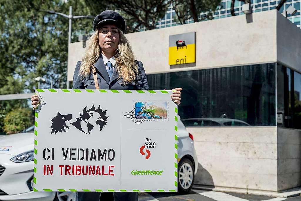 Greenpeace Italia porta a Eni la lettera che annuncia l'azione legale contro il colosso dell'energia