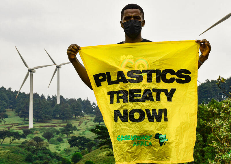 Attivisti di Greenpeace Africa tengono striscioni a sostegno di un Trattato globale sulla plastica presso Nairobi, in Kenya.