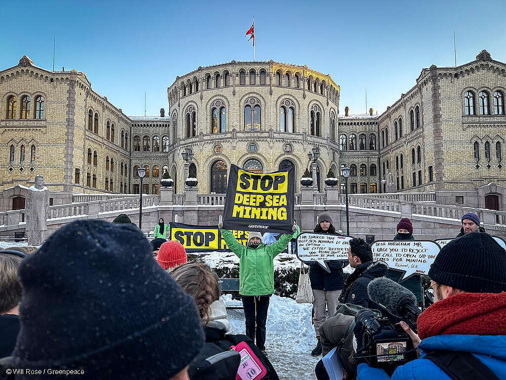 Attivisti di Greenpeace al Parlamento norvegese dopo l'approvazione delle attività estrattive minerarie nelle acque dell'Artico.