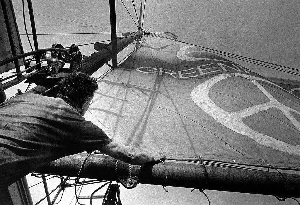 Dave Birmingham issa la vela di Greenpeace sulla Phyllis Cormack in viaggio verso l'isola di Amchitka per impedire un test nucleare