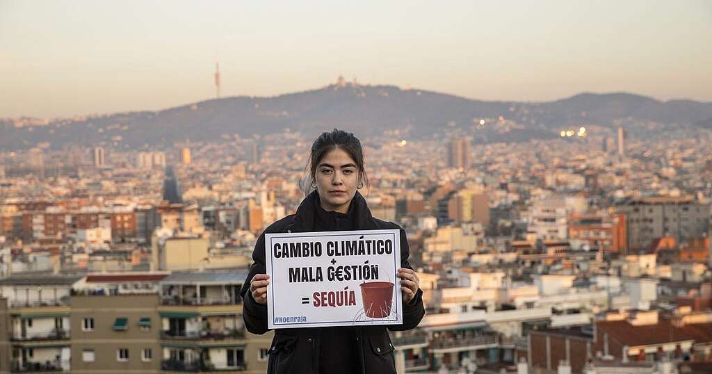 Attivista manifesta contro i cambiamenti climatici e la gestione dell'acqua in Catalogna