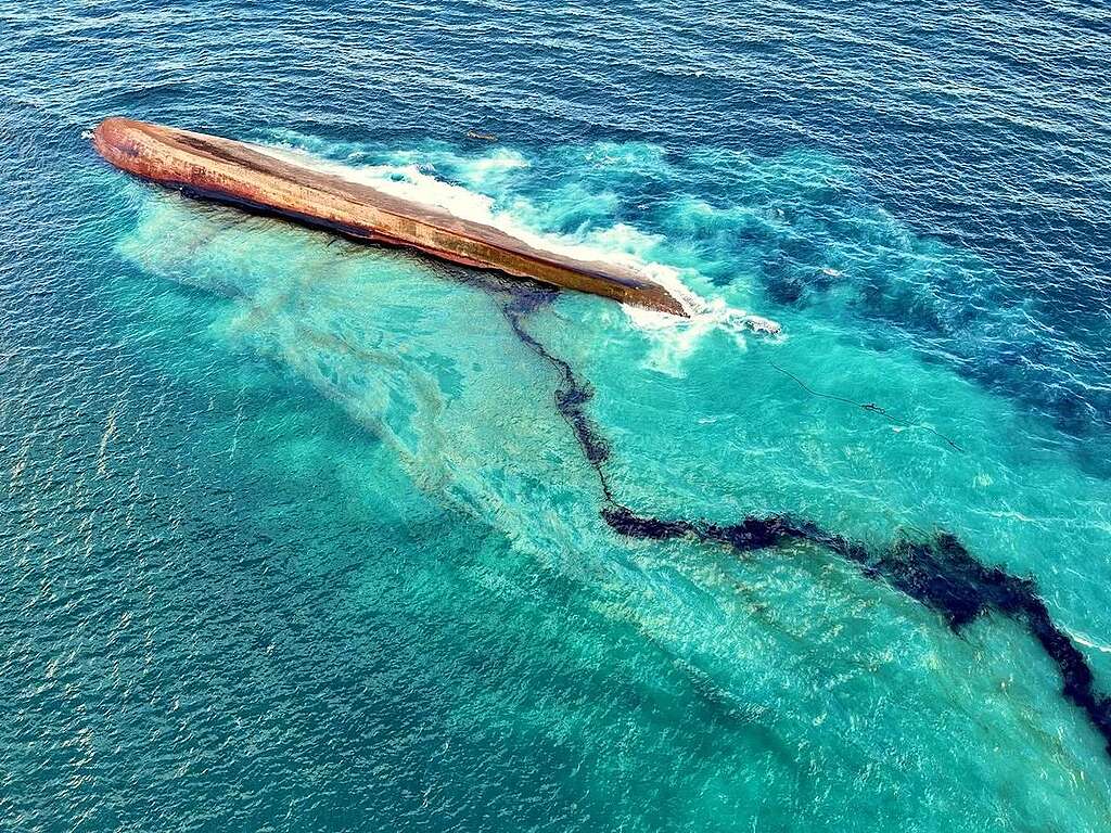 La nave naufragata a Trinidad e Tobago vista dall'alto. Il petrolio fuoriesce da una falla disperdendosi in mare.