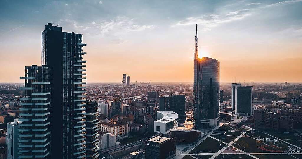 Veduta dei grattacieli di Milano al tramonto