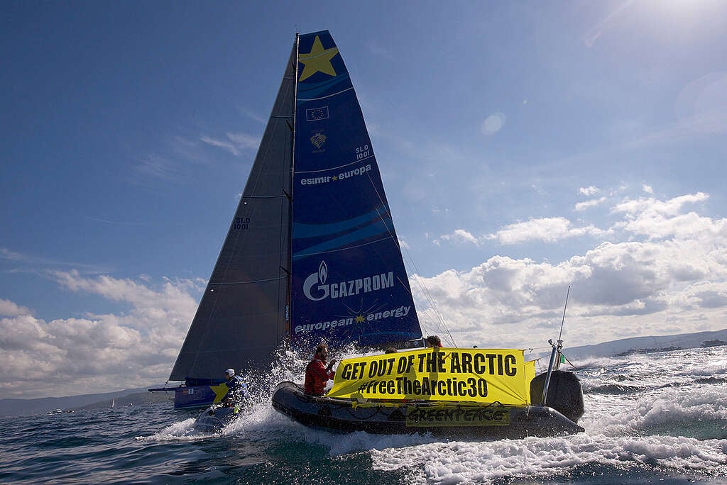 Attivisti di Greenpeace a bordo di gommoni protestano durante la Regata della Barcolana contro Gazprom, sponsor della competizione