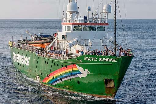 L'equipaggio di Greenpeace sulla nave rompighiaccio Arctic Sunrise