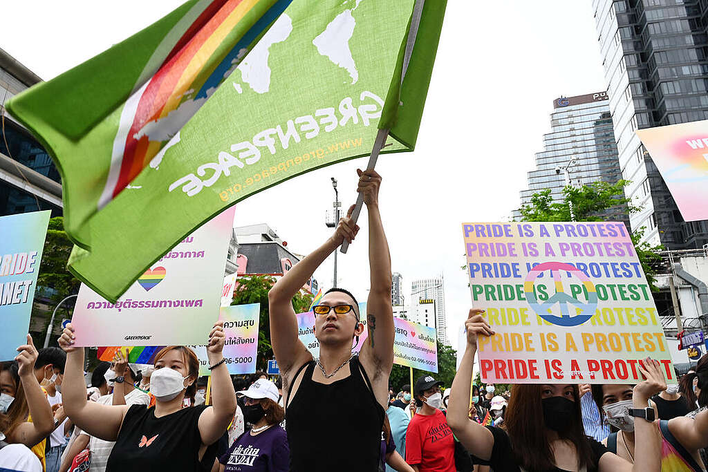 Manifestanti sfilano nel corteo del Pride di Bangkok
