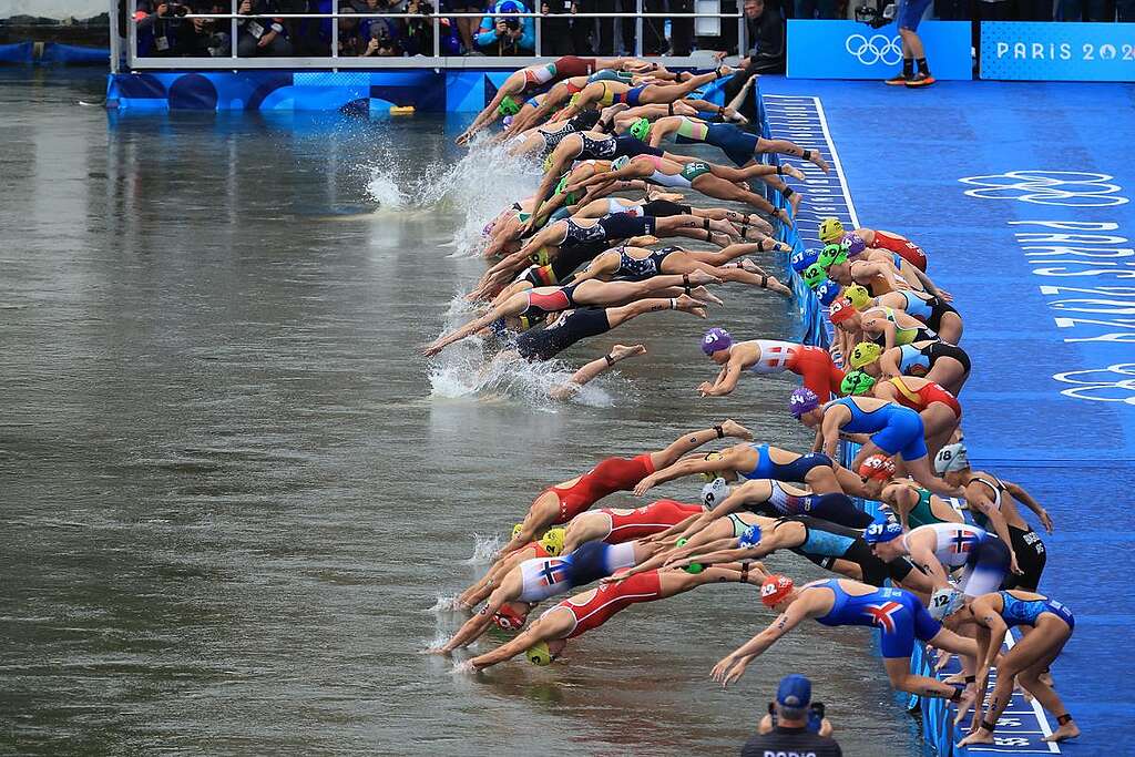 Atlete di triathlon gareggiano durante le competizioni dei Giochi olimpici di Parigi 2024, presso il Pont Alexandre III di Parigi