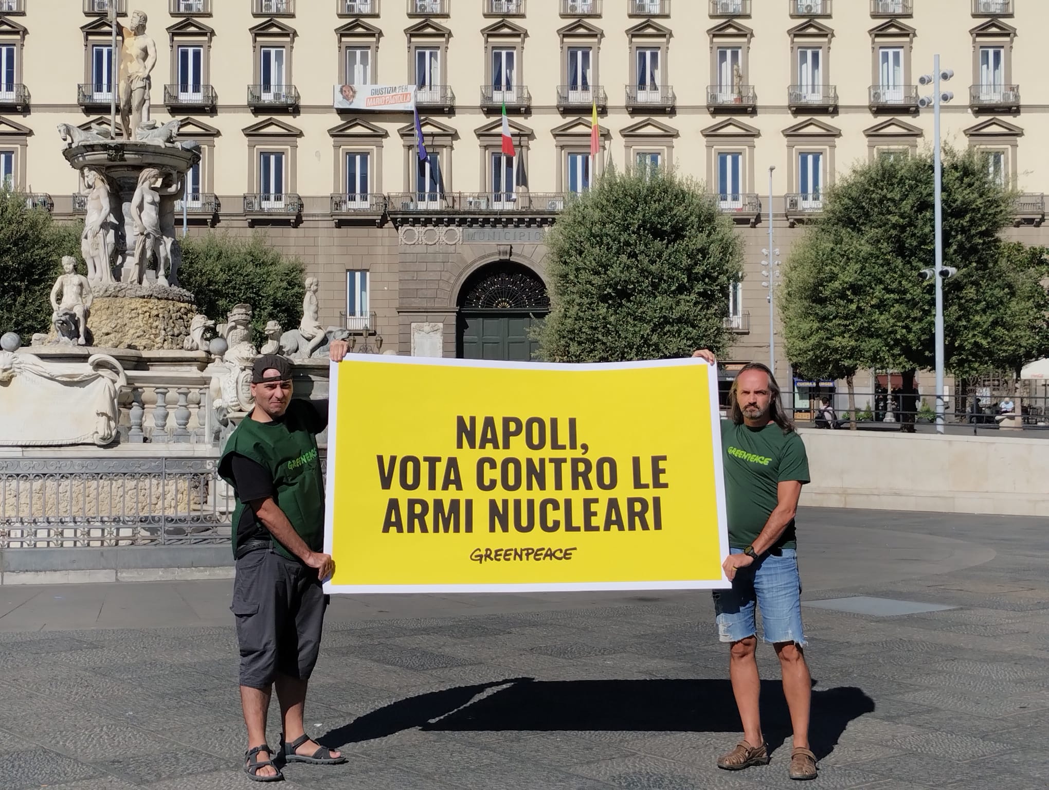 Volontari di Greenpeace in piazza a Napoli per chiedere all'amministrazione comunale di schierarsi contro le armi atomiche.