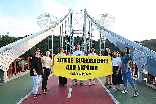 Il nuovo team di Greenpeace Ucraina con un banner che chiede una ricostruzione verde per l'Ucraina.