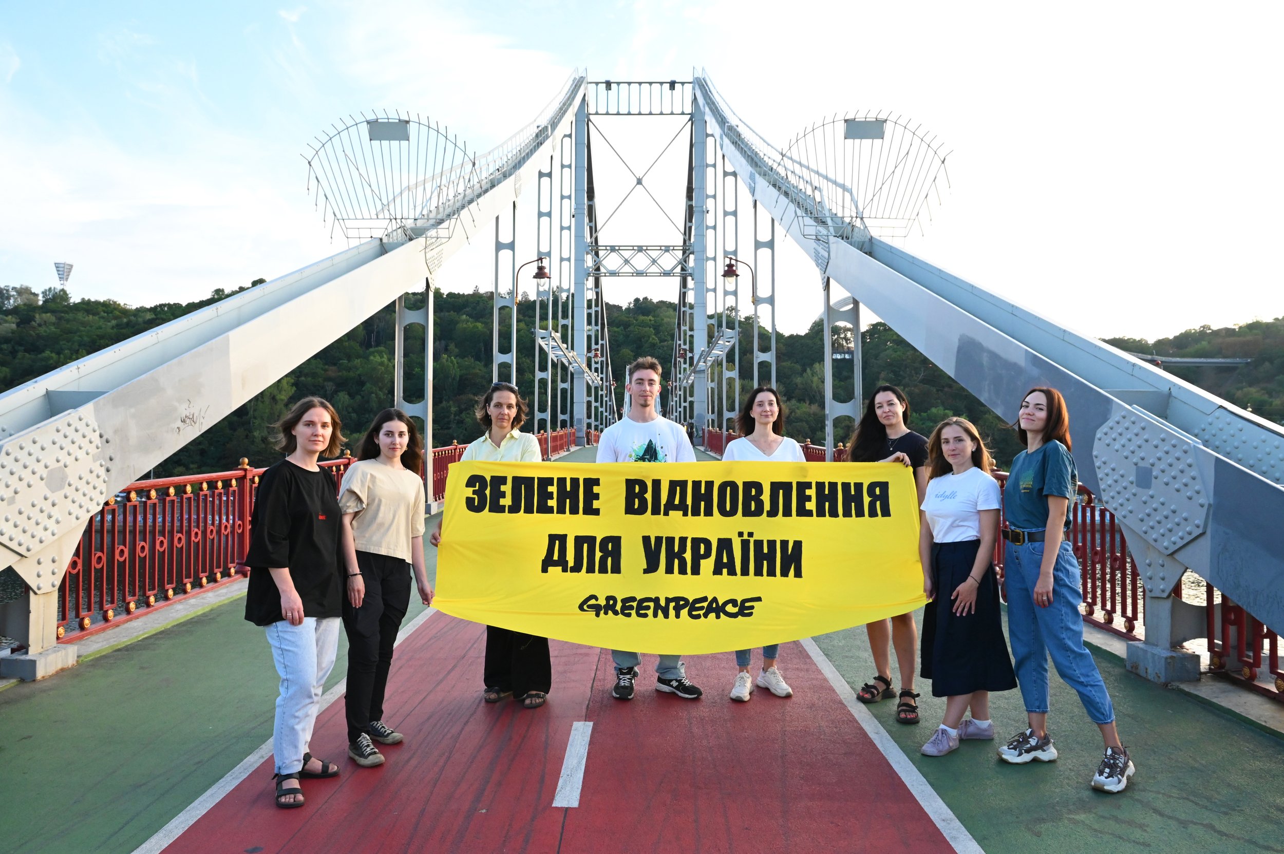 Il nuovo team di Greenpeace Ucraina con un banner che chiede una ricostruzione verde per l'Ucraina.