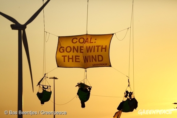 「石炭は風と共に去りぬ」と掲げ、石炭積載船を止めようとするグリーンピースのアクション　2016年　オランダ