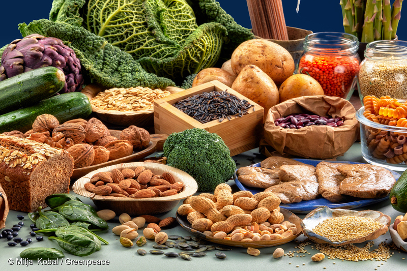たんぱく質を多く含む植物性食品の例。ナッツ、種子、野菜。