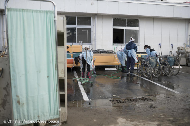 大型の台風19号で洪水被害を受け、流れ込んだ泥やゴミを片付ける福島県本宮市の住民