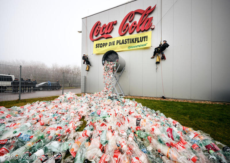 コカコーラ社のプラスチックごみに対し、グリーンピースが抗議する様子。