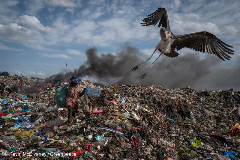 ケニア・ナイロビのダンドラごみ捨て場での繊維とプラスチックのごみ（2022年4月）
