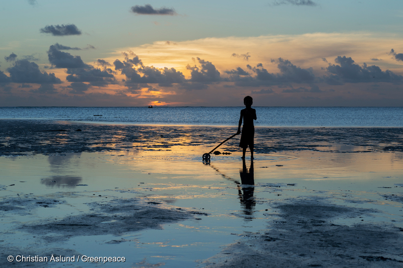 環境に負荷の少ない暮らしをする地域の子どもたちが気候変動のリスクにさらされる。キリバスの浜辺で遊ぶ少年